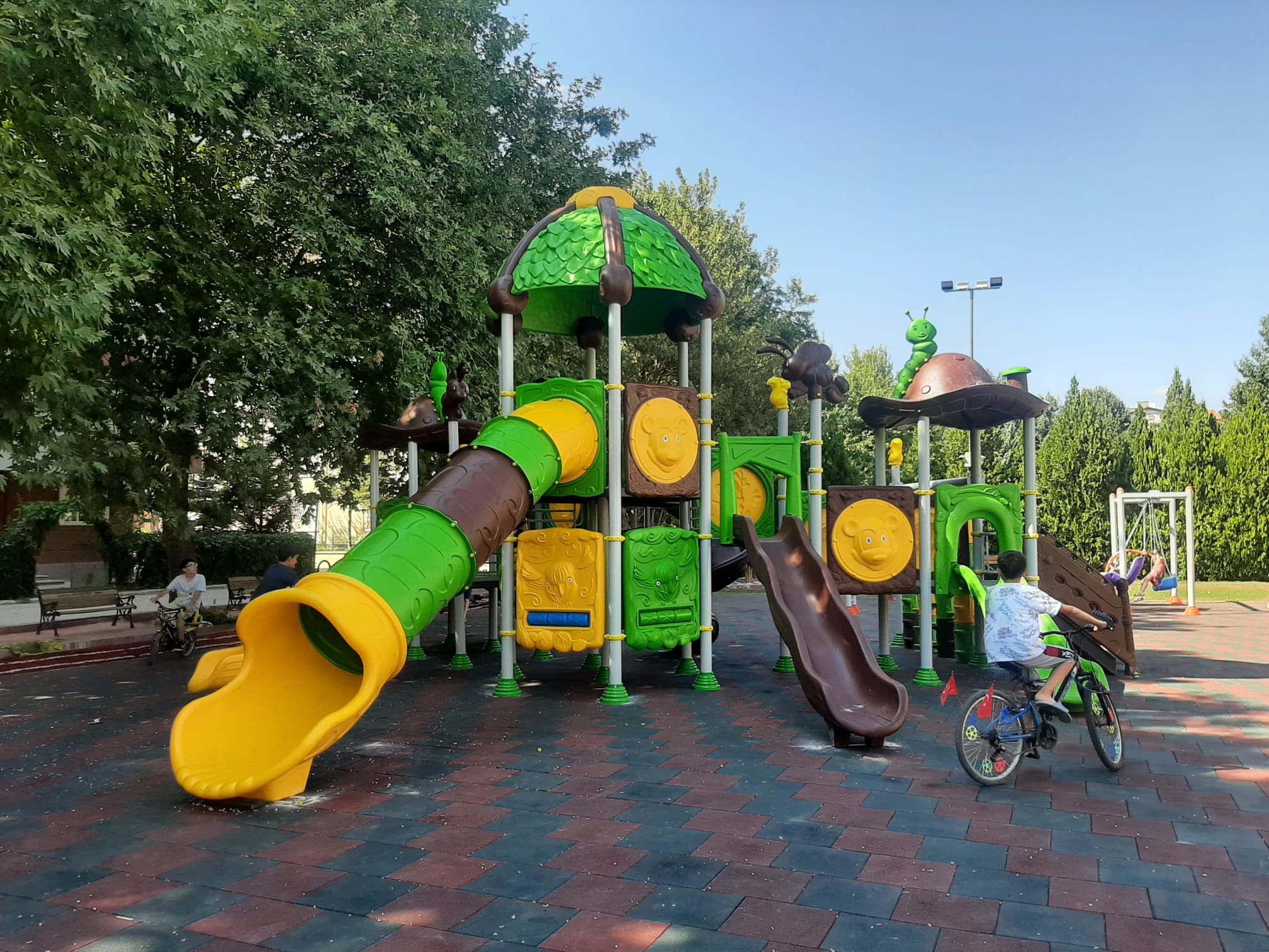 Site ve Toplu Konut Projelerinde Çocuk Parkı ve Kent Mobilyaları Seçimi Nasıl Olmalı?